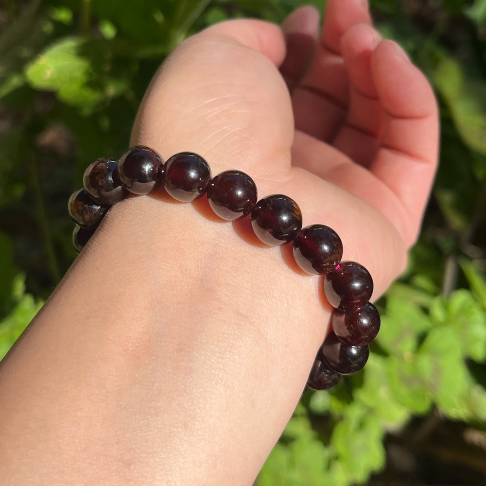 10mm‎ stretchable natural garnet bracelet